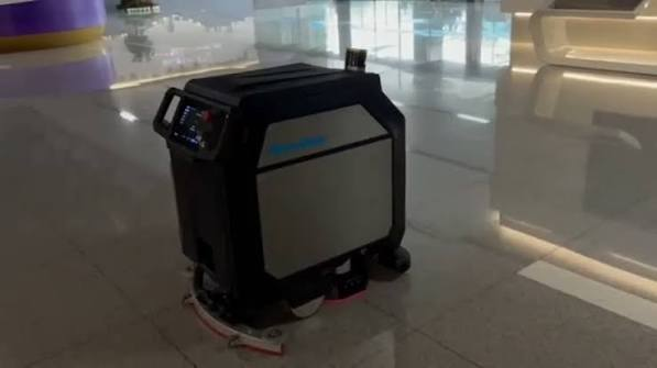CenoBots L50 hoạt động trên sàn bóng